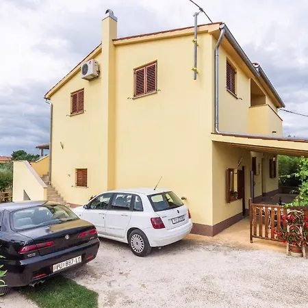 Lägenhet With Parking Space - 7207 *