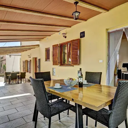 Apartments With A Parking Space Fazana - 7207