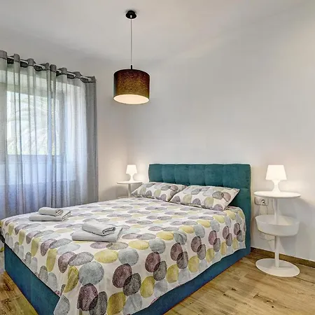 Apartment Apartments With A Parking Space Fazana - 7207